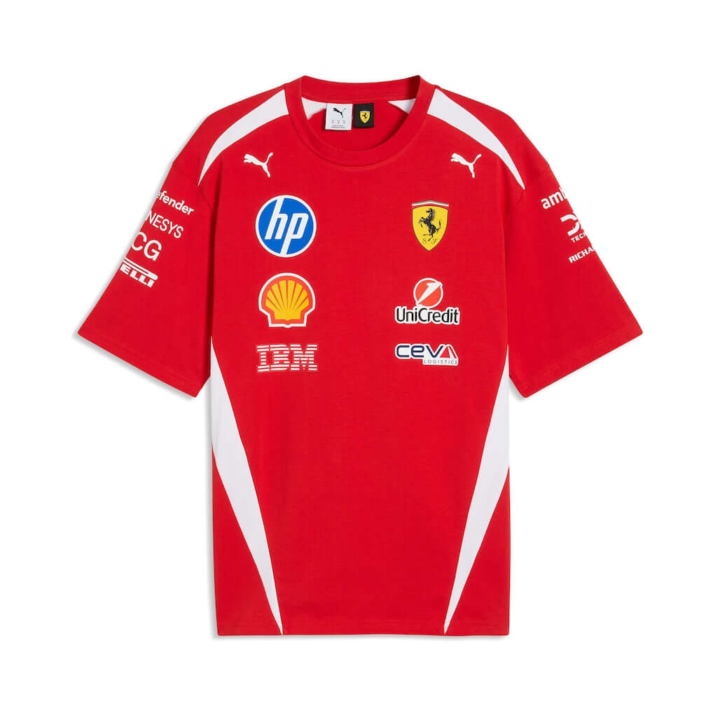 Scuderia Ferrari Tee Shirt Pilote 2026 - Scuderia Ferrari Tee Shirt Pilote 2026. Tee-shirt officiel en 100% coton tricoté, coupe régulière avec col ras du cou. Logos Ferrari et sponsors visibles. - Esprit Pilote