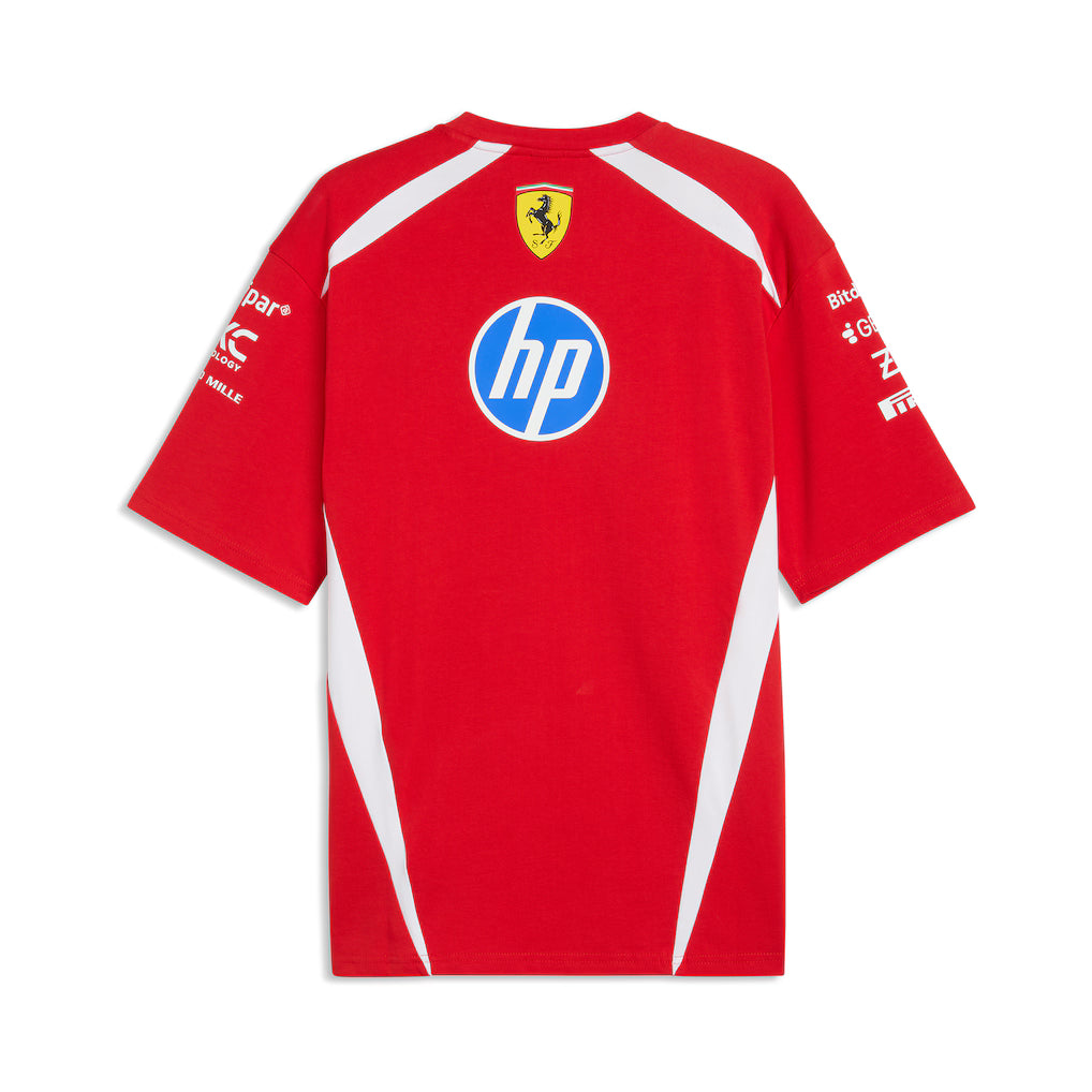 Scuderia Ferrari Tee Shirt Pilote 2026 - Scuderia Ferrari Tee Shirt Pilote 2026. Tee-shirt officiel en 100% coton tricoté, coupe régulière avec col ras du cou. Logos Ferrari et sponsors visibles. - Esprit Pilote