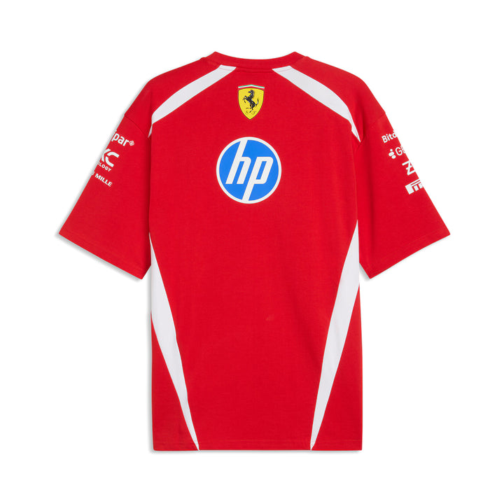 Scuderia Ferrari Tee Shirt Pilote 2026 - Scuderia Ferrari Tee Shirt Pilote 2026. Tee-shirt officiel en 100% coton tricoté, coupe régulière avec col ras du cou. Logos Ferrari et sponsors visibles. - Esprit Pilote