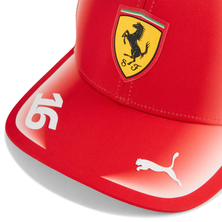 Scuderia Ferrari Casquette Charles Leclerc 2026 - Scuderia Ferrari Casquette Charles Leclerc 2026 - Casquette officielle Puma avec structure en A, panneaux maille ventilant, patch cousu et fermeture à pression. - Esprit Pilote