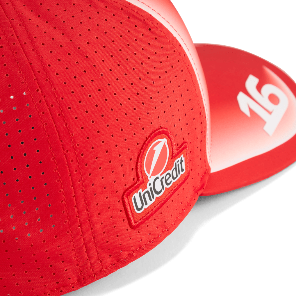 Scuderia Ferrari Casquette Charles Leclerc 2026 - Scuderia Ferrari Casquette Charles Leclerc 2026 - Casquette officielle Puma avec structure en A, panneaux maille ventilant, patch cousu et fermeture à pression. - Esprit Pilote