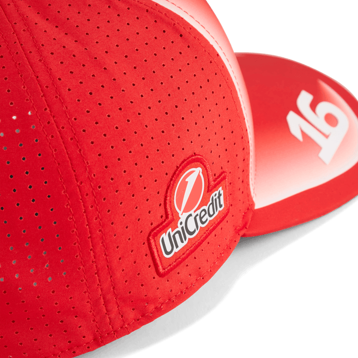 Scuderia Ferrari Casquette Charles Leclerc 2026 - Scuderia Ferrari Casquette Charles Leclerc 2026 - Casquette officielle Puma avec structure en A, panneaux maille ventilant, patch cousu et fermeture à pression. - Esprit Pilote