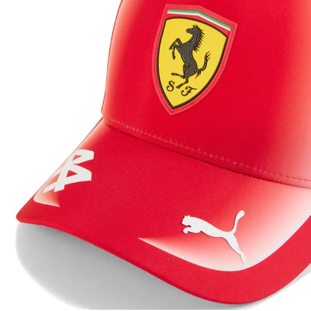 Scuderia Ferrari Casquette Lewis Hamilton 2026 - Scuderia Ferrari Casquette Lewis Hamilton 2026 - Casquette officielle Puma avec structure en A, panneaux maille ventilant, patch cousu et fermeture à pression. - Esprit Pilote