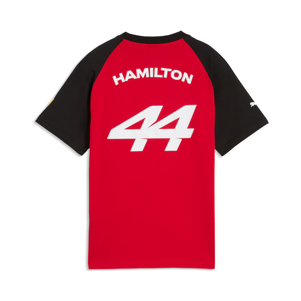 Scuderia Ferrari Tee Shirt Fan Lewis Hamilton 2026 - Scuderia Ferrari Tee Shirt Fan Lewis Hamilton 2026 - T-shirt F1 100% coton tricoté, col ras du cou et manches raglan. Coupe régulière confortable. - Esprit Pilote