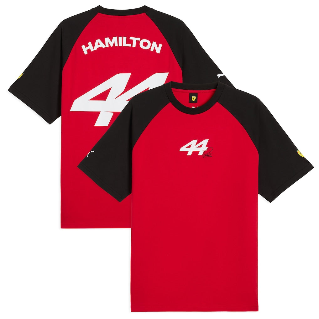 Scuderia Ferrari Tee Shirt Fan Lewis Hamilton 2026 - Scuderia Ferrari Tee Shirt Fan Lewis Hamilton 2026 - T-shirt F1 100% coton tricoté, col ras du cou et manches raglan. Coupe régulière confortable. - Esprit Pilote