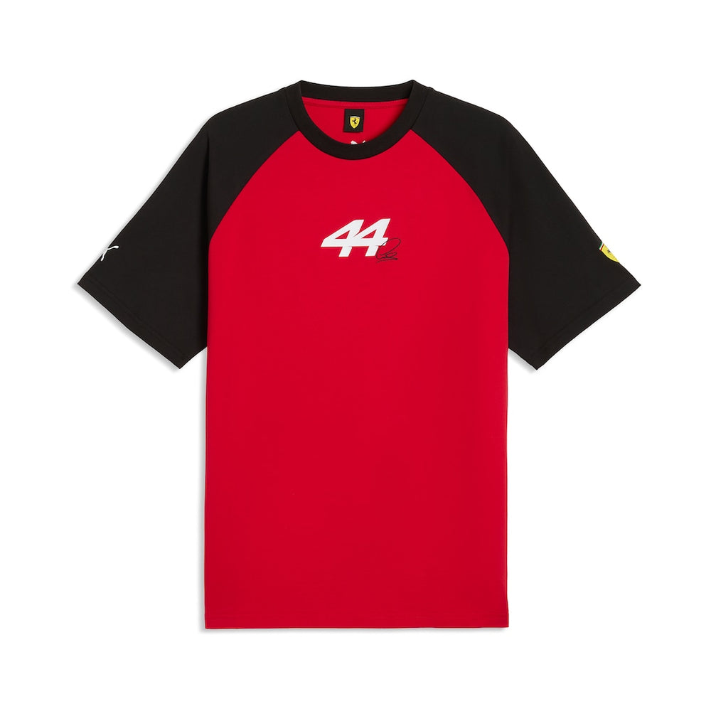 Scuderia Ferrari Tee Shirt Fan Lewis Hamilton 2026 - Scuderia Ferrari Tee Shirt Fan Lewis Hamilton 2026 - T-shirt F1 100% coton tricoté, col ras du cou et manches raglan. Coupe régulière confortable. - Esprit Pilote