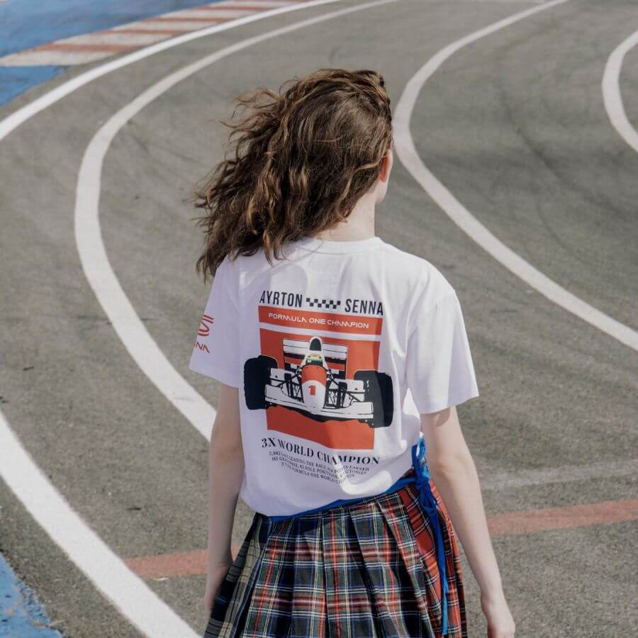 Ayrton Senna Tee Shirt "Champion du monde" Blanc - Ayrton Senna Tee Shirt "Champion du monde" Blanc. Col ras du cou, coupe régulière, manches courtes. 100% coton tricoté avec graphiques imprimés. - Esprit Pilote