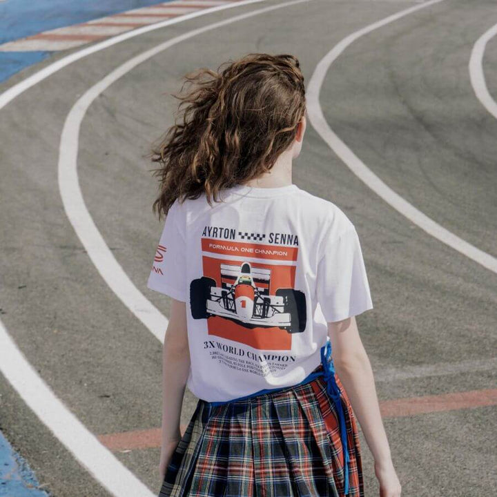 Ayrton Senna Tee Shirt "Champion du monde" Blanc - Ayrton Senna Tee Shirt "Champion du monde" Blanc. Col ras du cou, coupe régulière, manches courtes. 100% coton tricoté avec graphiques imprimés. - Esprit Pilote