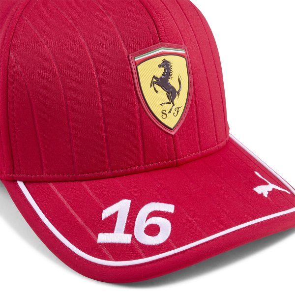 Affirmez votre look avec Scuderia Ferrari Casquette Charles Leclerc 2025 - Rouge - Casquette officielle Scuderia Ferrari aux couleurs de l'écurie de Maranello. Cet accessoire mixte arbore le design 2025 inspiré par Charles Leclerc, alliant élégance sporti