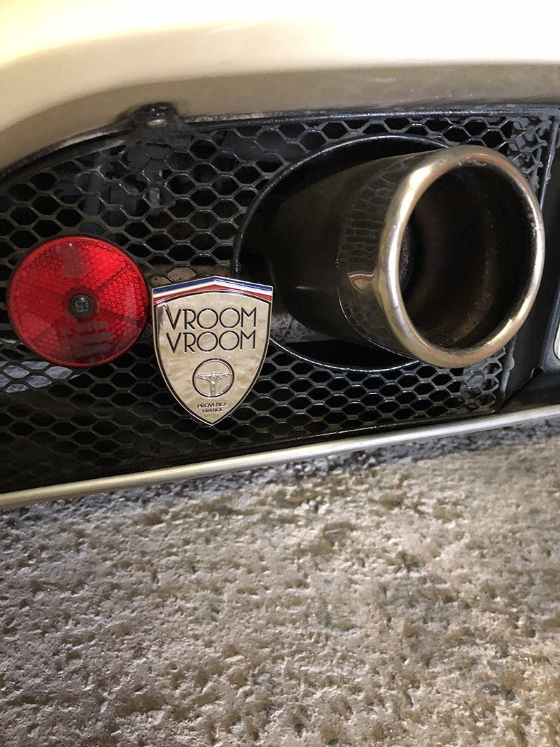 Vroom Vroom Badge Calandres - Pau Motors Shop