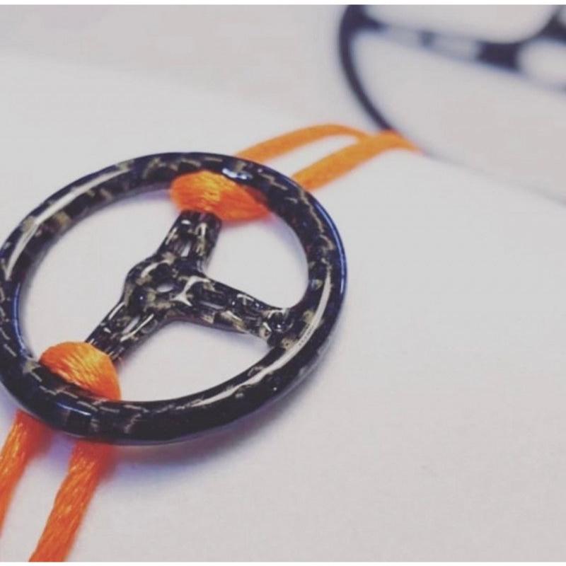 Affirmez votre look avec Vroom Vroom Bracelet Volant Carbone - Volant carbone VROOM VROOM réalisation 100% fibre de carbone, 100% Francais et unique! 1K / 100 grammes avec combinaison d'une résine et d'un vernis de finition brillant anti-uv . Made in Fran