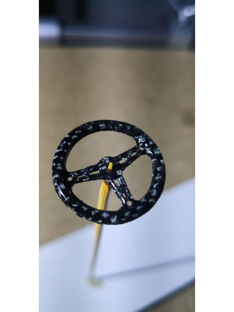 Affirmez votre look avec Vroom Vroom Bracelet Volant Carbone - Volant carbone VROOM VROOM réalisation 100% fibre de carbone, 100% Francais et unique! 1K / 100 grammes avec combinaison d'une résine et d'un vernis de finition brillant anti-uv . Made in Fran